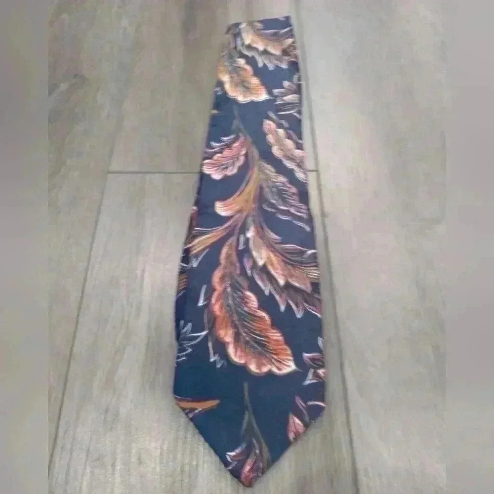 Guy Laroche  100%silk tie